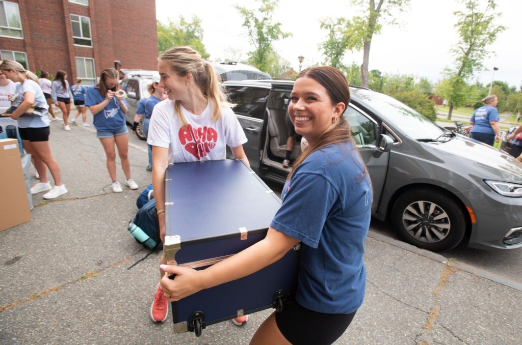 UMaine student moving into the dorms