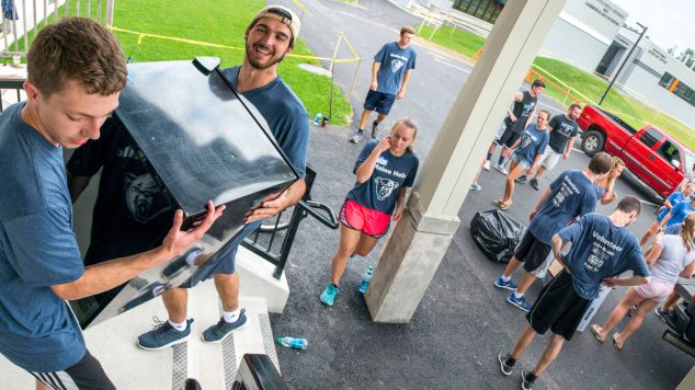 upperclassmen moving in freshman at the Maine Hello